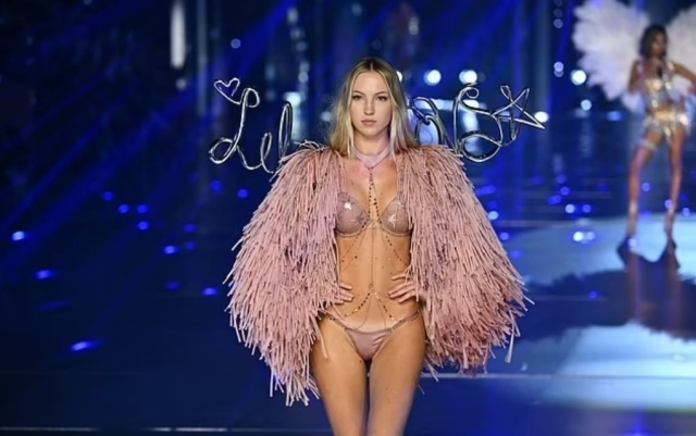 Kate Moss ve Kızı Lila, Victoria’s Secret Defilesinde Moda Tarihine Geçti