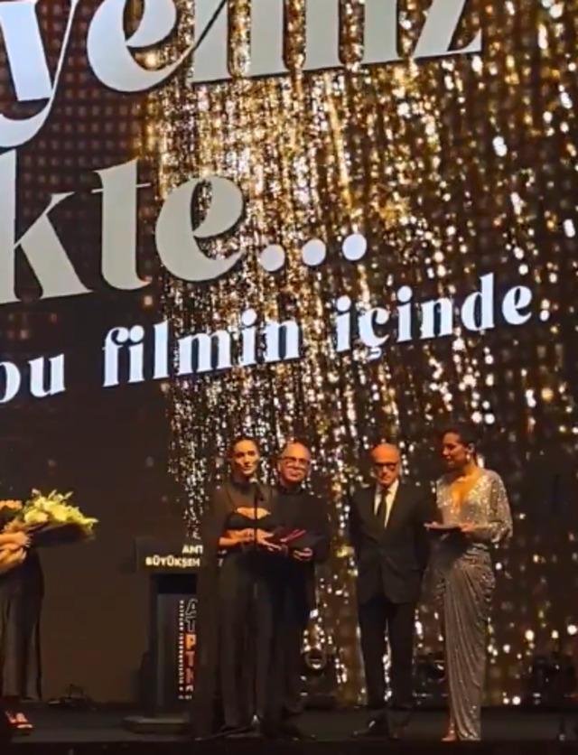 "Altın Portakal Festivali'nde Saadet Işıl Aksoy Kadın Cinayetlerine Karşı Duyarlılık Çağrısı Yaptı"