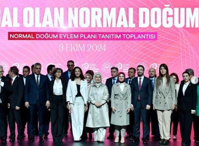 Azra Akın, Sağlık Bakanlığı'nın 'Normal Doğum' kampanyasına destek verirken eleştirildi!