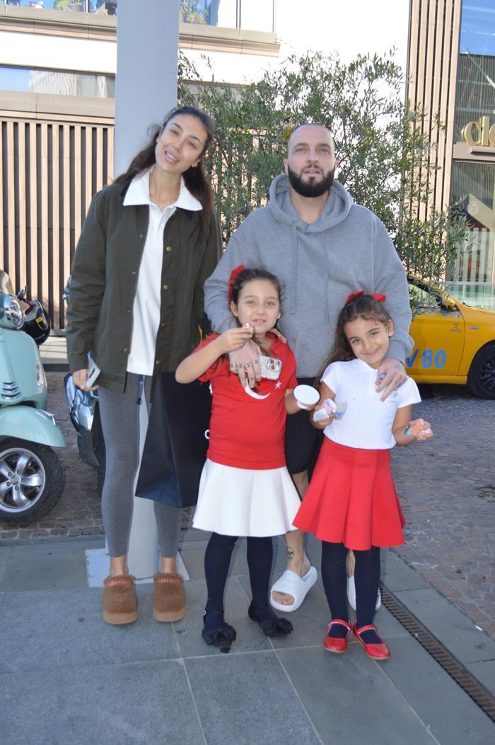 Berkay ve Özlem Ada Şahin Aile Günü Kutladı, Alışverişte ve Yemekte Bir Araya Geldi