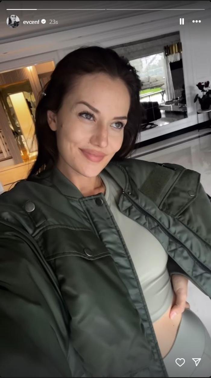 Fahriye Evcen'den paylaşılan selfie beğeni yağmuruna tutuldu, hayranları yorum yağdırdı