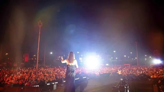 Ebru Yaşar, Diyarbakır Konserinde 200 Bin Kişi ile İzleyici Rekoru Kırdı