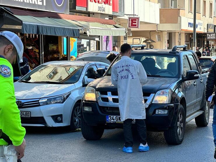 Üsküdar’da kana bulanan anlar! Emekli subay polise çekiçle saldırdı, oğlu silahla karşılık verdi