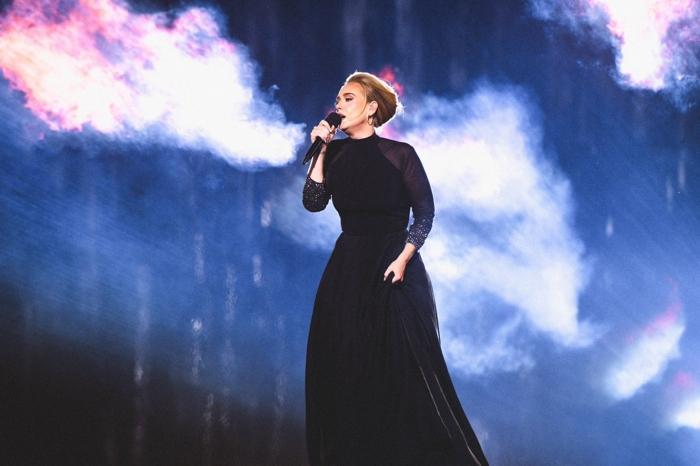 Adele, kulak enfeksiyonu nedeniyle kısmen işitme engelli olduğunu açıkladı