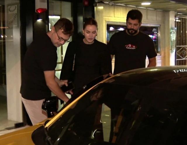 Burak Özçivit ve Fahriye Evcen'in 20 milyon TL'lik spor otomobilleri göz kamaştırdı