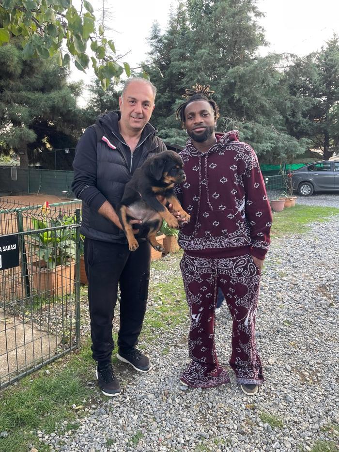 Allan Saint-Maximin’den Çocuklarına Rottweiler Yavrusu Sürprizi ile Mutlu Anlar