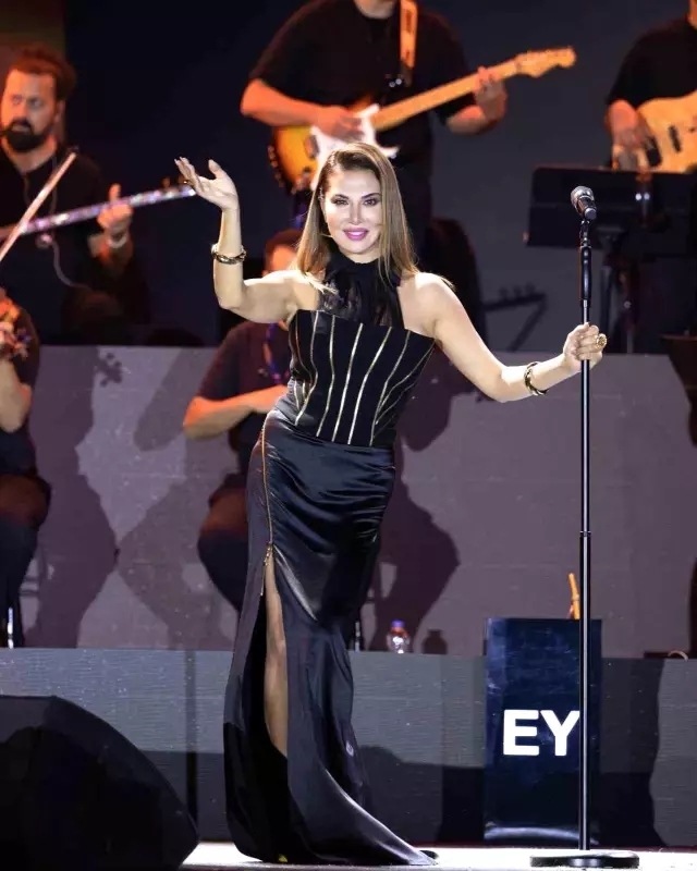 Ebru Yaşar, Diyarbakır Konserinde 200 Bin Kişi ile İzleyici Rekoru Kırdı