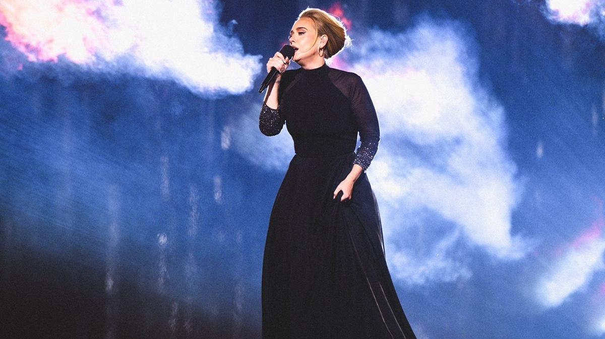 Adele, kulak enfeksiyonu nedeniyle kısmen işitme engelli olduğunu açıkladı