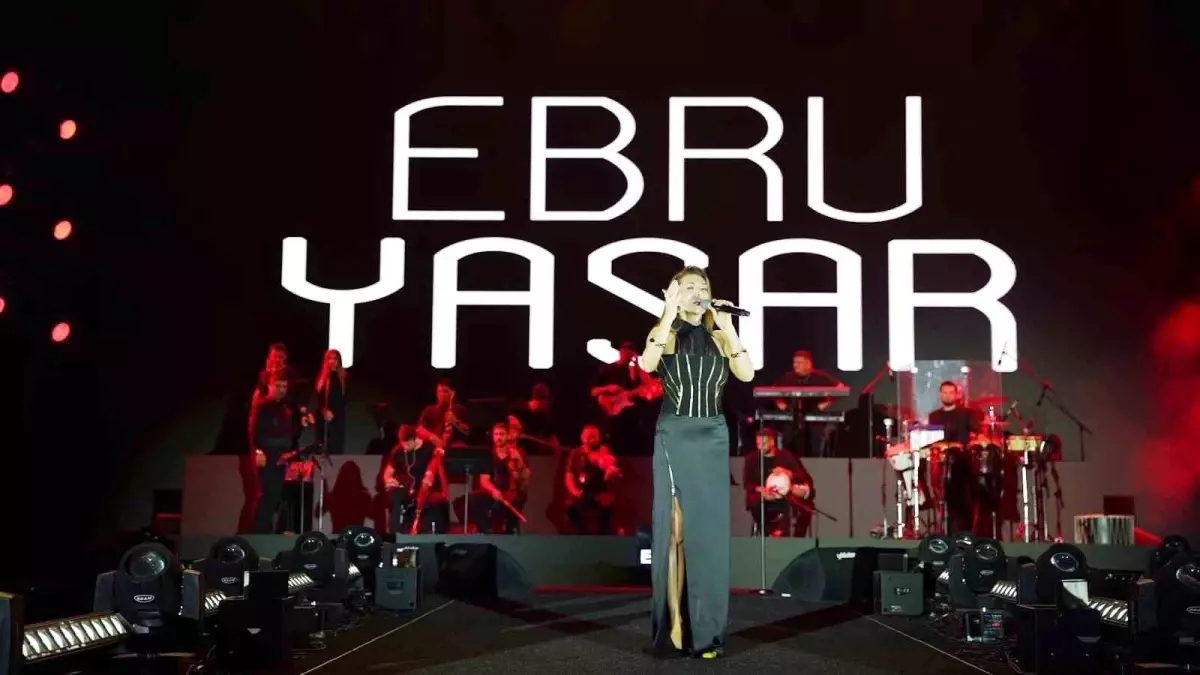 Ebru Yaşar, Diyarbakır Konserinde 200 Bin Kişi ile İzleyici Rekoru Kırdı