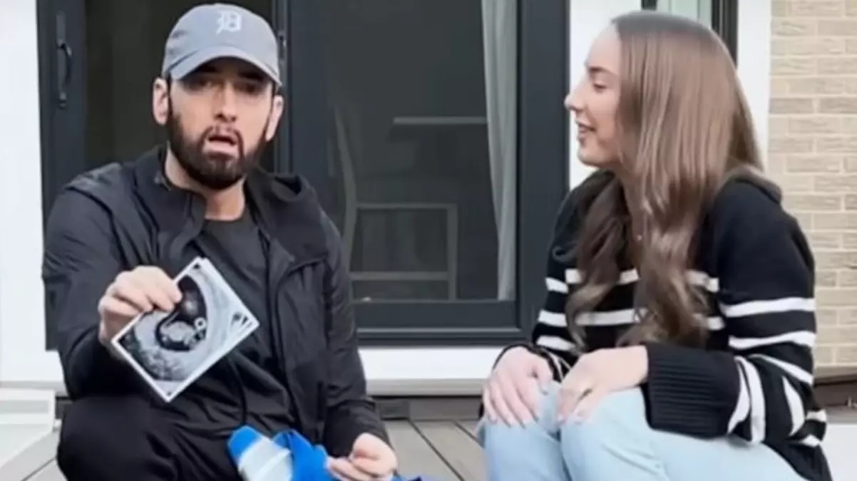 Eminem, kızı Hailie Jade Mathers'ın hamile olduğunu yeni çıkan "Temporary" adlı...