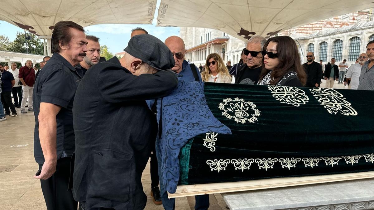 Mazhar Alanson, Kızı Melek Eda Alanson'u Fatih Camisi'nde Uğurladı