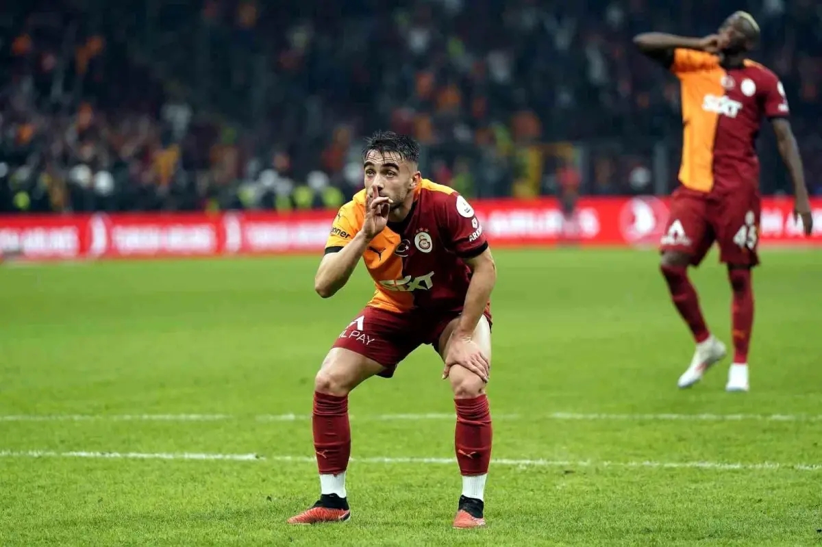 Yunus Akgün, Beşiktaş Derbisinde Galatasaray Taraftarına 3’lü Poz Vererek Kutladı