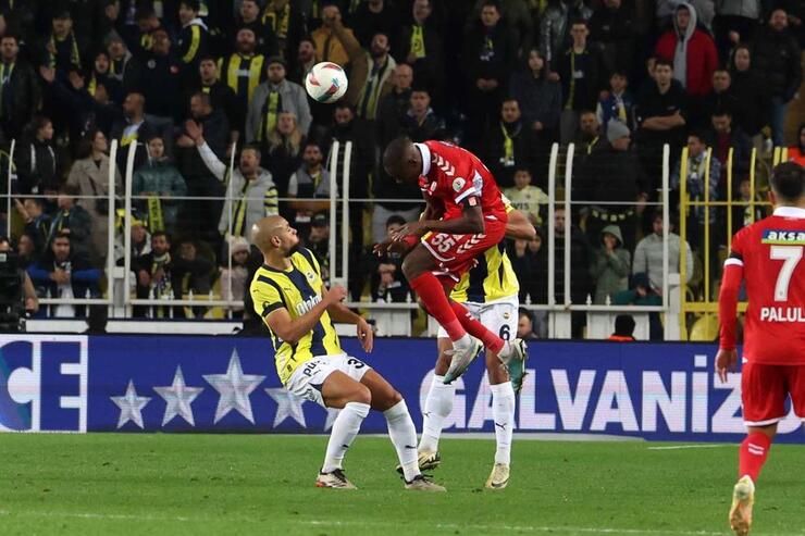 Fenerbahçe, Sivasspor'u 4-0 mağlup ederek zirve takibini sürdürdü!