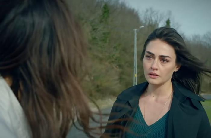 Esra Bilgiç'in Hande Erçel konusundaki sessizliği dikkat çekti!