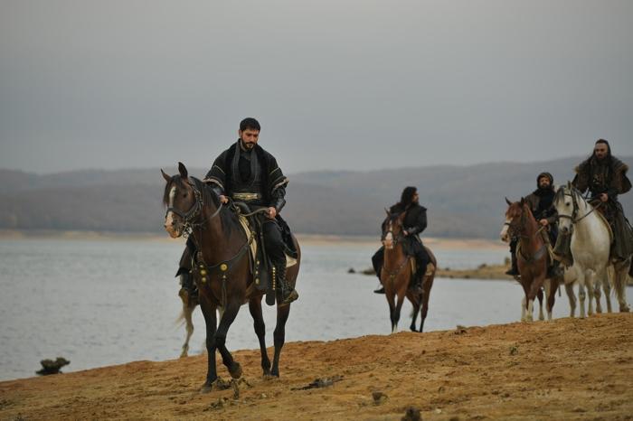 "Sultan Nureddin'in Hesaplaşması ve Emir Selahaddin'in Zorlu Mücadelesi"