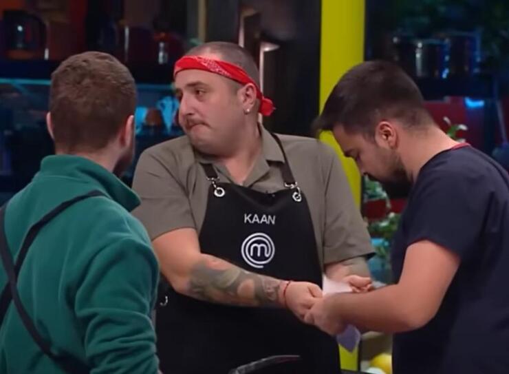 MasterChef'te korkutan kaza! Kaan parmaklarını kesti, sağlık ekipleri acil müdahale gerçekleştirdi