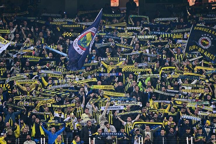 Fenerbahçe'nin Zenit galibiyetine rağmen tribünlerden "Yönetim İstifa" tezahüratları yükseldi