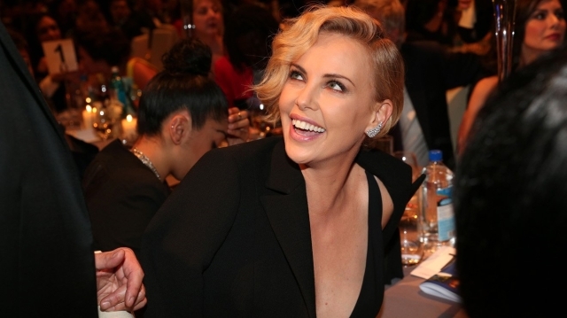 Charlize Theron'un Cilt Bakımında Tercih Ettiği Pratik Yöntemler ve Genç Kalma Sırları