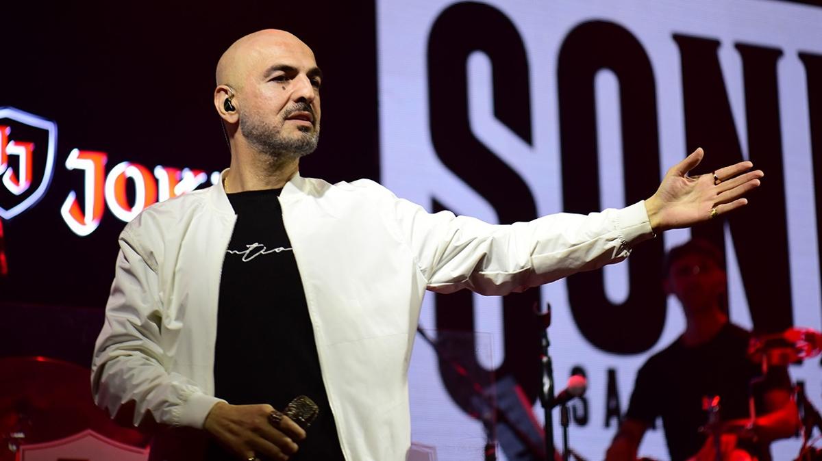 Soner Sarıkabadayı konserinde saçsızlığı ve kabul ediş sürecini hayranlarıyla paylaştı