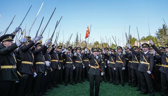 Kara Harp Okulu mezuniyet töreninde gerçekleştirilen kılıçlı yemin töreni nedeniyle...