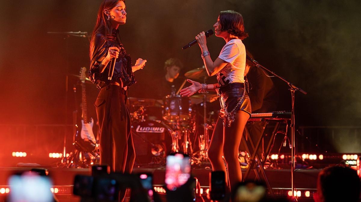 Zeynep Bastık, Charlotte Cardin'in Konserinde Duygu Dolu Bir Performans Sergiledi