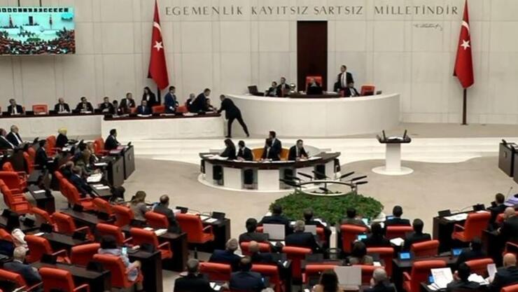 Murat Kurum’un İzmir Körfezi'nden getirdiği şişeye CHP’li vekilden sert tepki ve gerginlik!