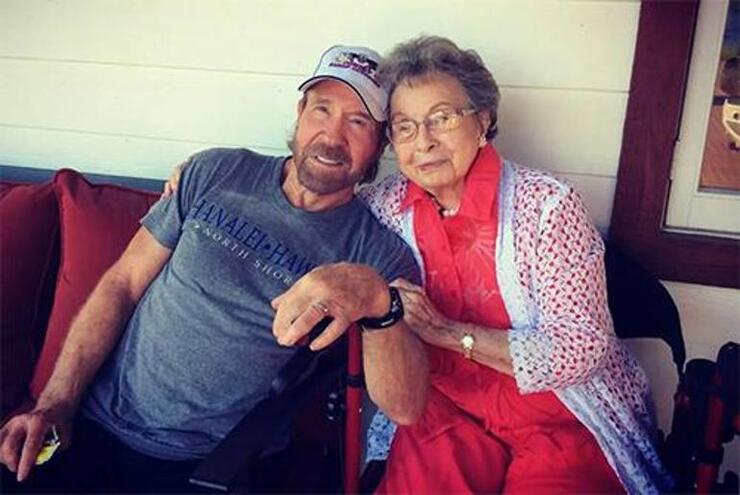 Ünlü oyuncu Chuck Norris’in annesi Wilma 103 yaşında vefat etti, acısını paylaştı