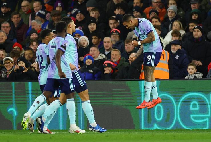 Arsenal, Crystal Palace'ı 5-1 mağlup ederek zirveye tutundu; Osayi-Samuel maçı izledi!