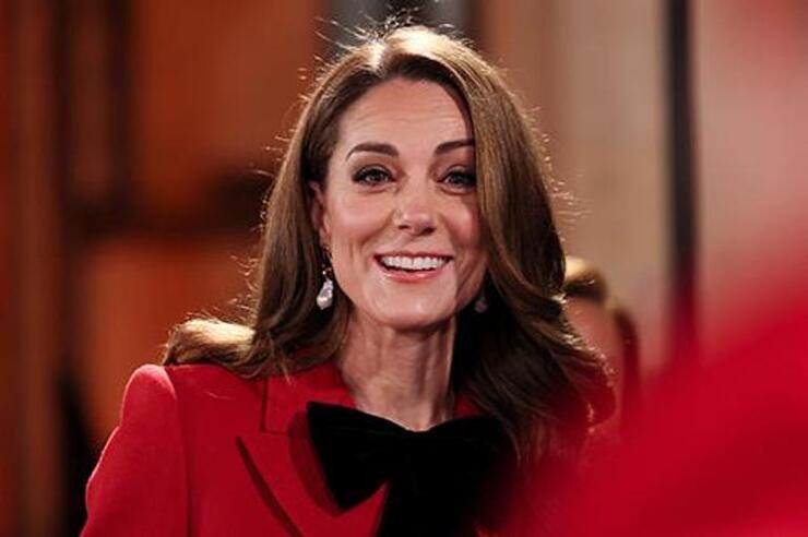 Kate Middleton'dan Noel Konserinde Kanserle Mücadeleye Destek Veren Siyah Fiyonk