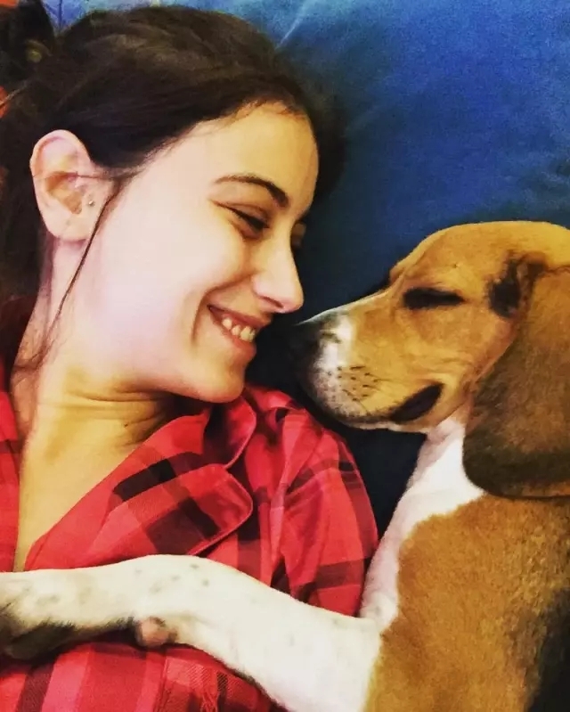 Hazal Kaya'nın Beagle Cinsi Köpeği Sherlock Hayatını Kaybetti, Anılarıyla Veda Etti