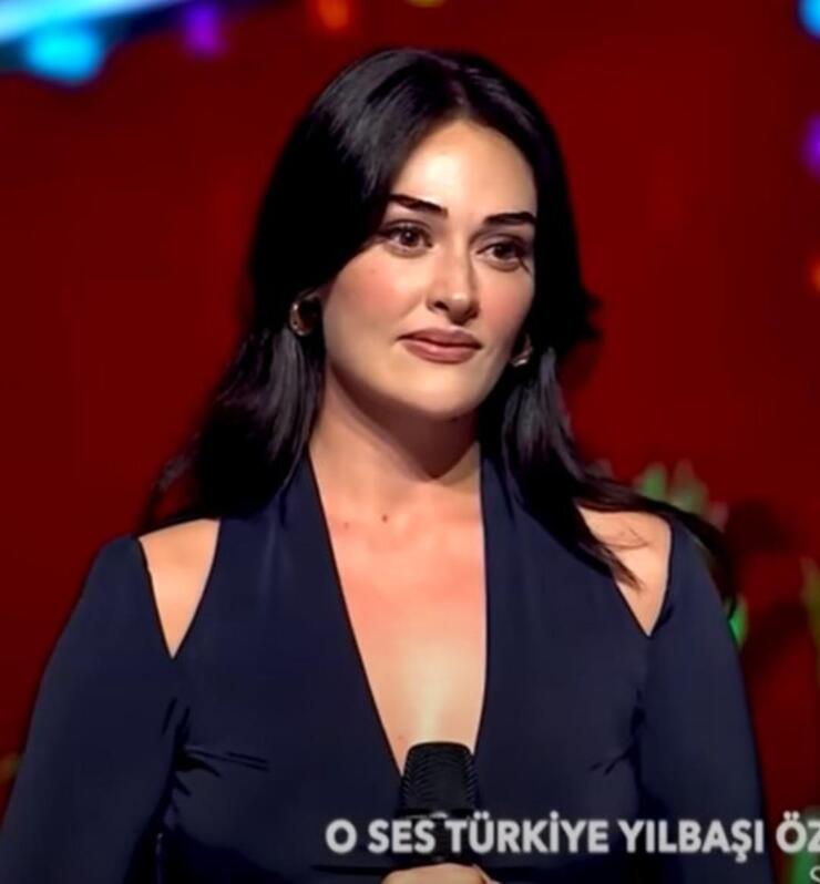 Esra Bilgiç O Ses Türkiye Yılbaşı Özel'inde şıklığıyla göz kamaştırdı, sosyalleşmeyi sürdürüyor!