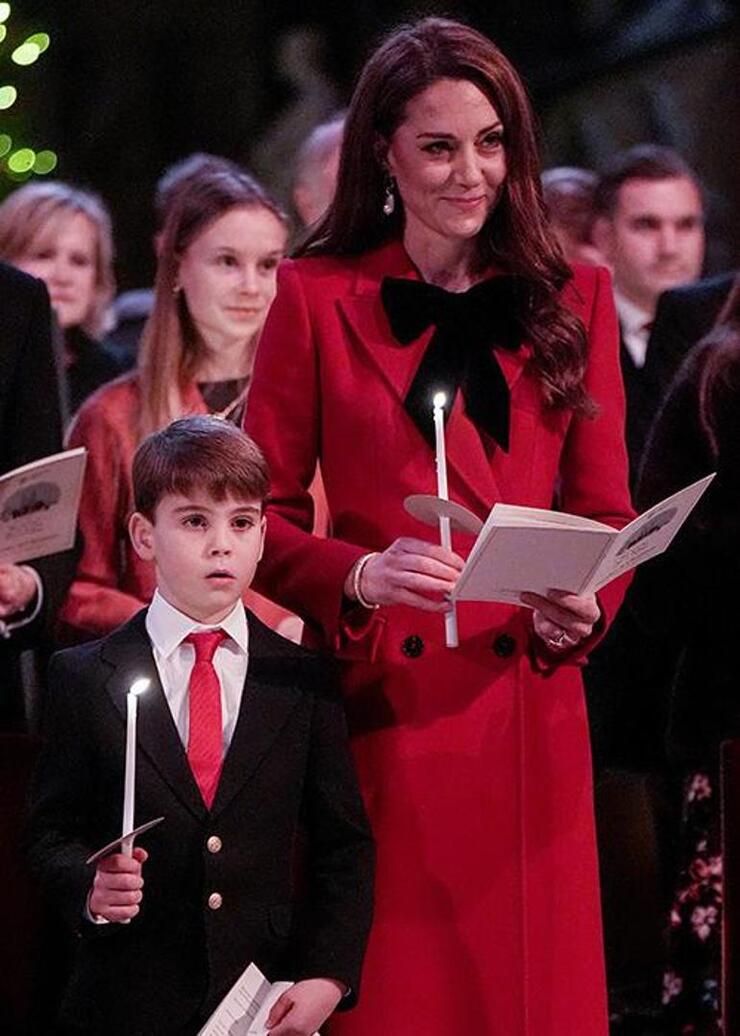 Kate Middleton'dan Noel Konserinde Kanserle Mücadeleye Destek Veren Siyah Fiyonk