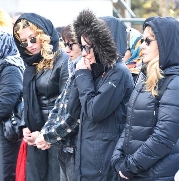 İpek Tuzcuoğlu Annesi Emel Tuzcuoğlu’nu Etiler Camii’nde Uğurladı