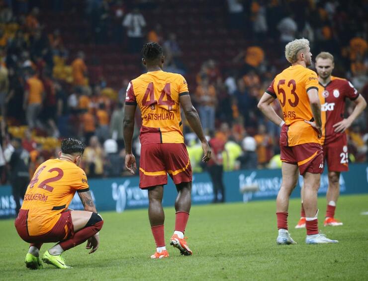 Galatasaray'a FIFA'dan kış transferinde kiralama yasağı! Beş oyuncu kural engeliyle karşılaştı