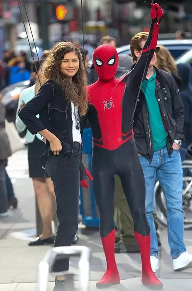 Tom Holland ve Zendaya'nın İlişkisi Ciddileşiyor: Gizli Tatil ve Aile Ziyareti 