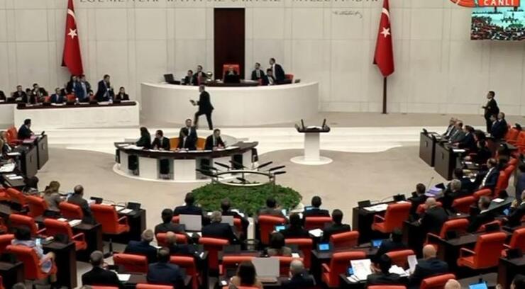 Murat Kurum’un İzmir Körfezi'nden getirdiği şişeye CHP’li vekilden sert tepki ve gerginlik!