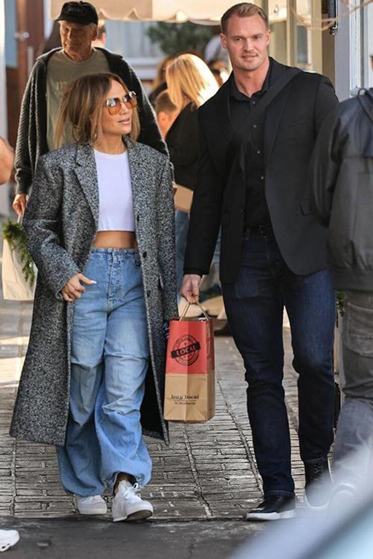 Jennifer Lopez'in Boşanma Sonrası Genç Koruma ile Alışveriş Keyfi ve Affleck ile İlişkisi