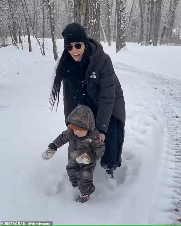 Demi Moore ve Kızları Yılbaşı Tatilinde Karlarda Eğlendi, Torunuyla Neşeli Anlar Yaşadı