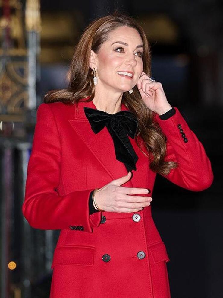 Kate Middleton'dan Noel Konserinde Kanserle Mücadeleye Destek Veren Siyah Fiyonk