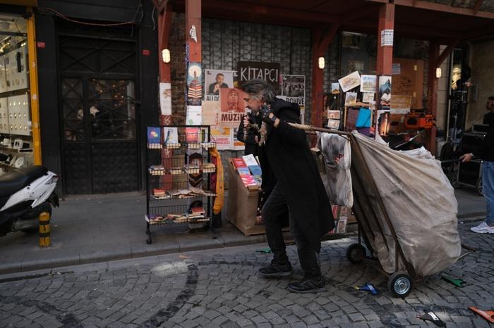 "Yeniden Başlamak Filminde Doğum Günü Sahnesine Komik Engel: Çekim Durdu"