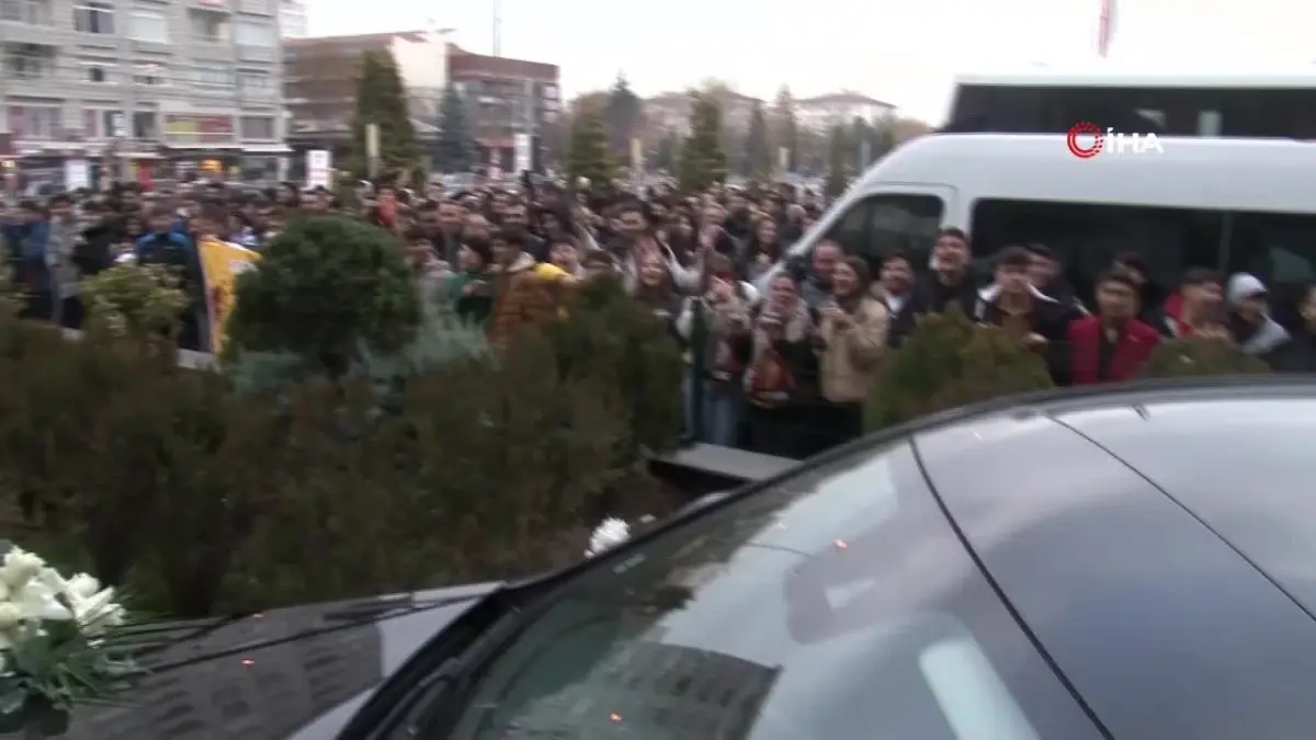 Galatasaray Kayseri'ye Gelip Taraftarla Damat ve Gelin Fotoğrafı Çektirdi