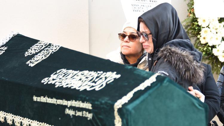 İpek Tuzcuoğlu Annesi Emel Tuzcuoğlu’nu Etiler Camii’nde Uğurladı