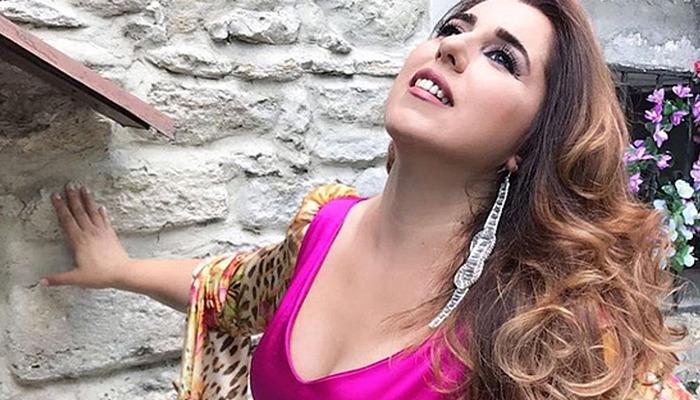 Seher Dilovan'dan kadın şarkıcılara sert eleştiri: "Memelerini açıp..."