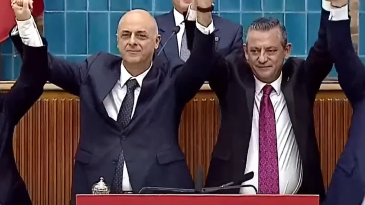 Ümit Özlale, İYİ Parti'den ayrılarak CHP'ye katıldı, rozetini Özel taktı