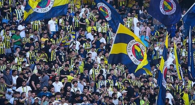 Tribünlerde Patlak Veren Kriz: Fenerbahçe Taraftarı Yönetimi İstifaya Davet Etti!