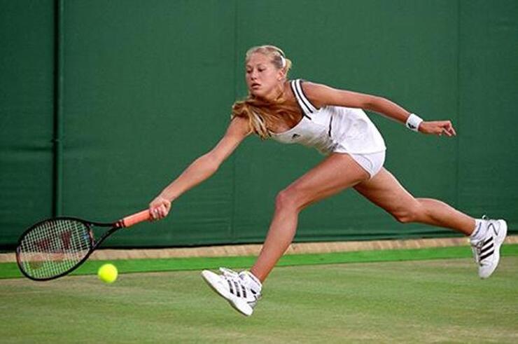 Anna Kournikova'nın sakin hayatı: Tekerlekli sandalyede alışverişe çıktı