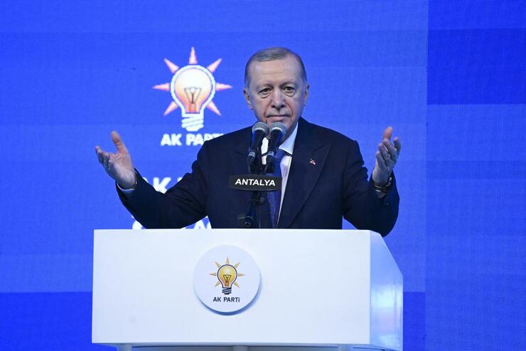 Erdoğan'dan Özgür Özel'e sert eleştiri: "Koltuğu kaybedeceğini anlayınca etekleri tutuşmaya başladı"