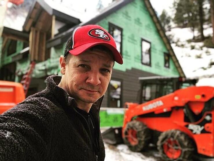 "Jeremy Renner'dan Yeniden Doğuş Mesajı: İyileşme Süreci ve Minnettarlık"