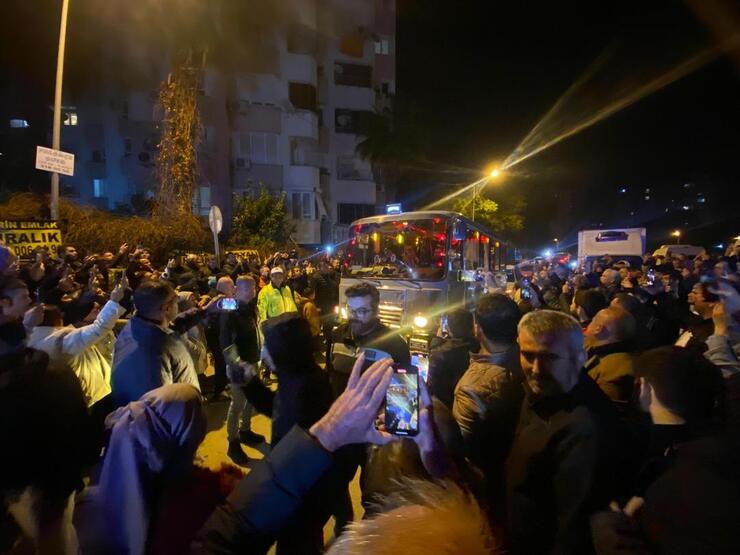 Ferdi Tayfur'un Cenazesi Hastane Önünde Karşılandı, Sevenleri Gözyaşlarıyla Veda Etti