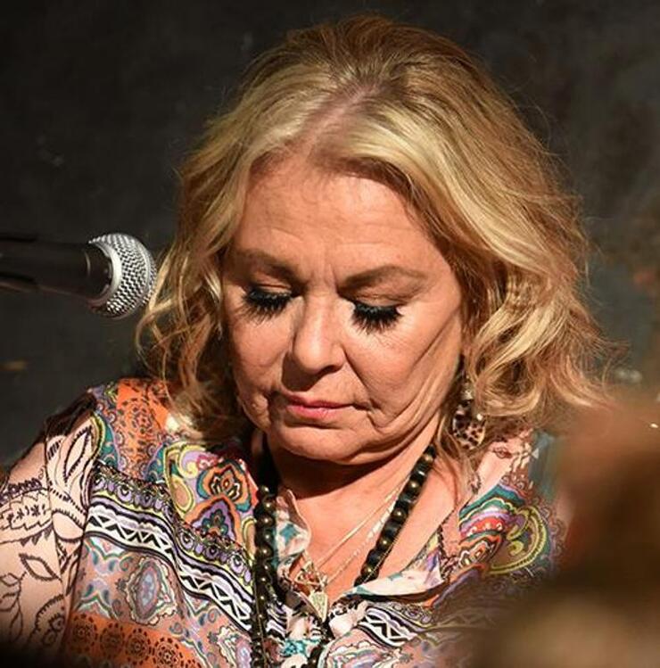 Roseanne Barr’ın Torunlarıyla Mutlu Yaşamı Renkli Değişimi ve Yeni Kariyerine Dikkat Çekiyor